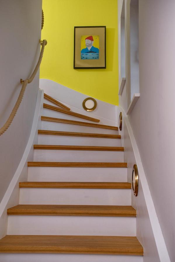 Yellow Upmarine Apartment *