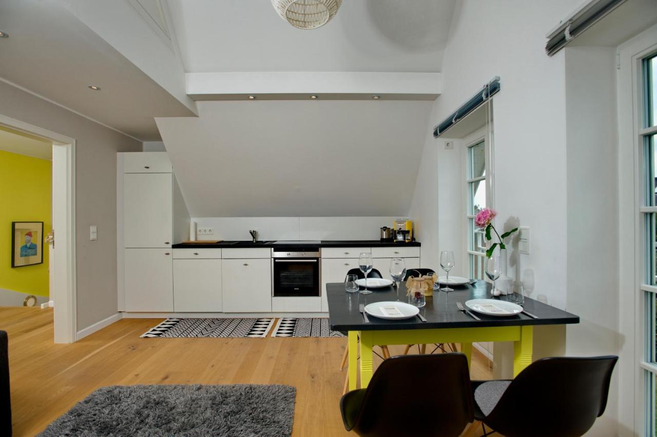 Yellow Upmarine Apartment *